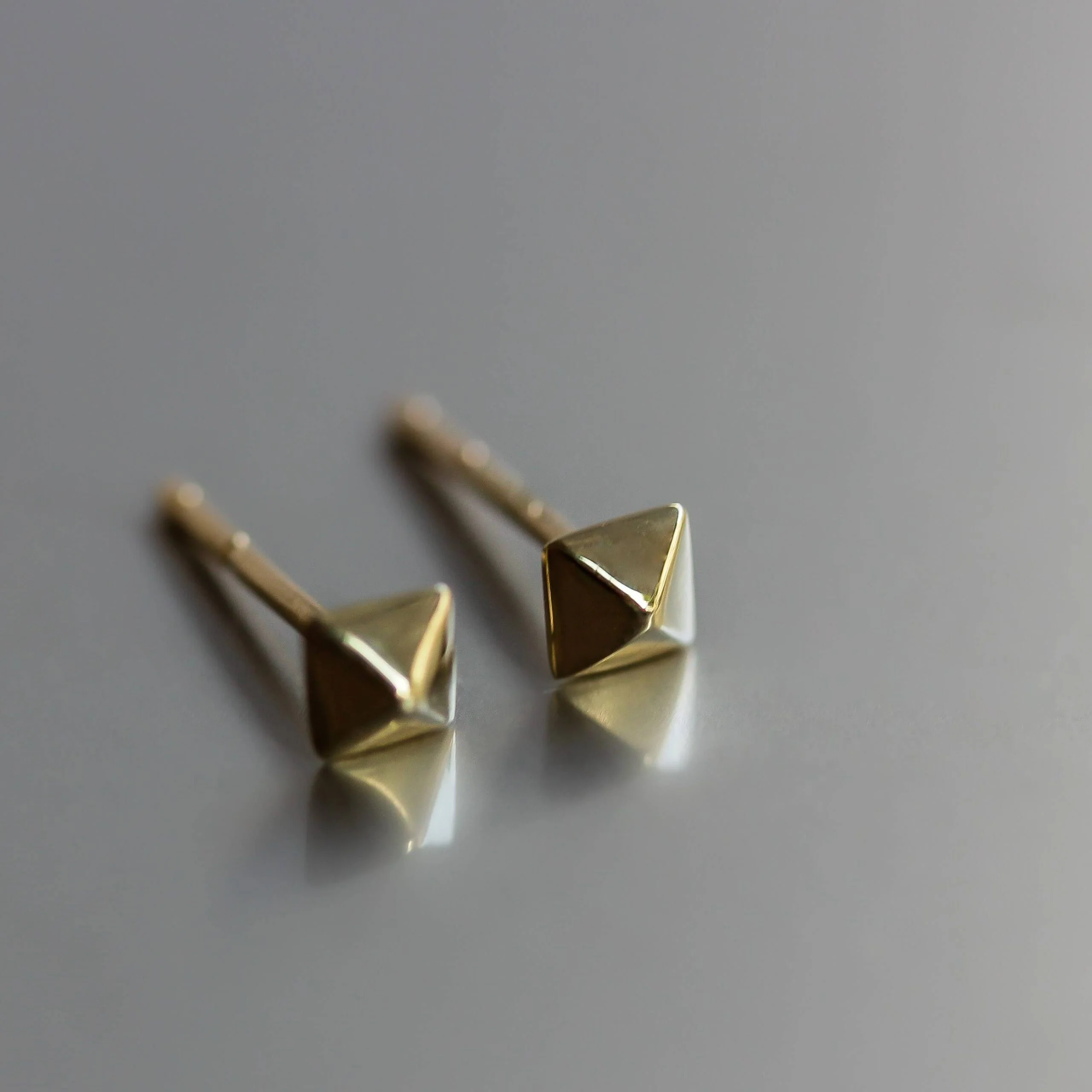 עגילי פירמידה זהב 14K - Image 4